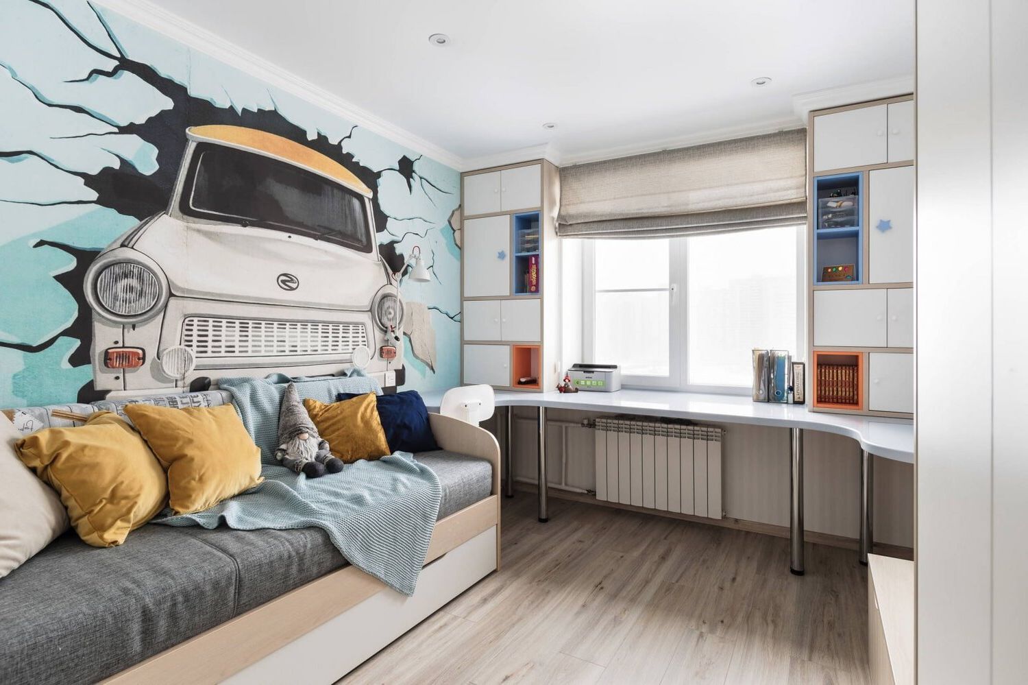 Комната для мальчика подростка в современном стиле с диваном